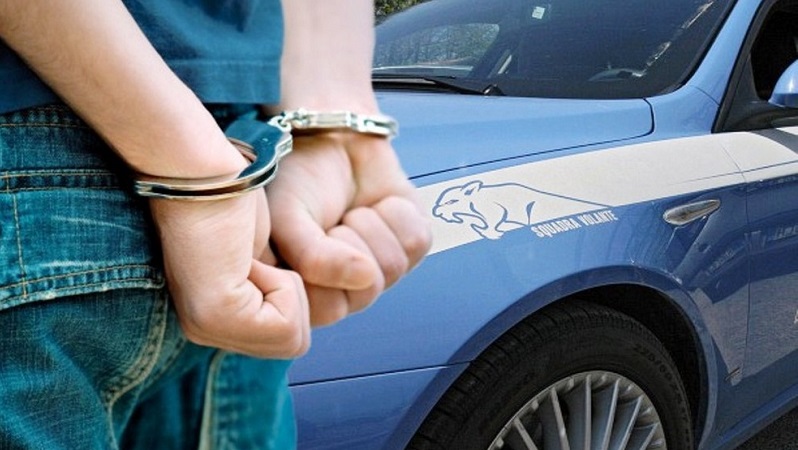 Minaccia ed estorce più di 50mila euro agli anziani genitori: arrestato 36enne
