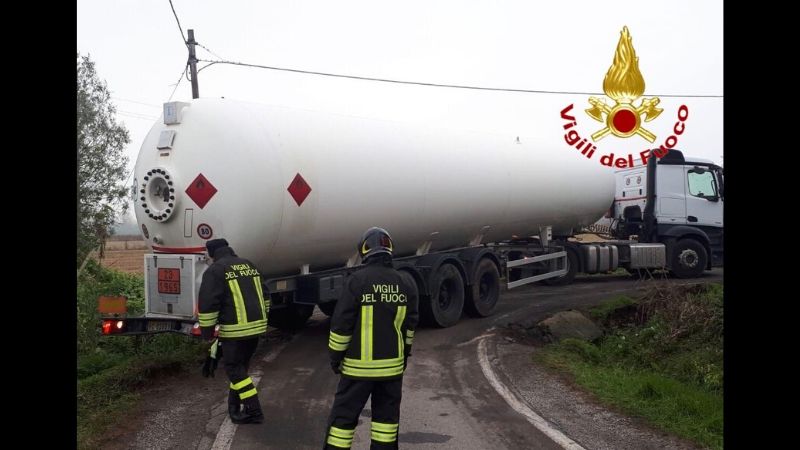 Cisterna piena di gpl esce di strada in curva: intervento dei vigili del fuoco