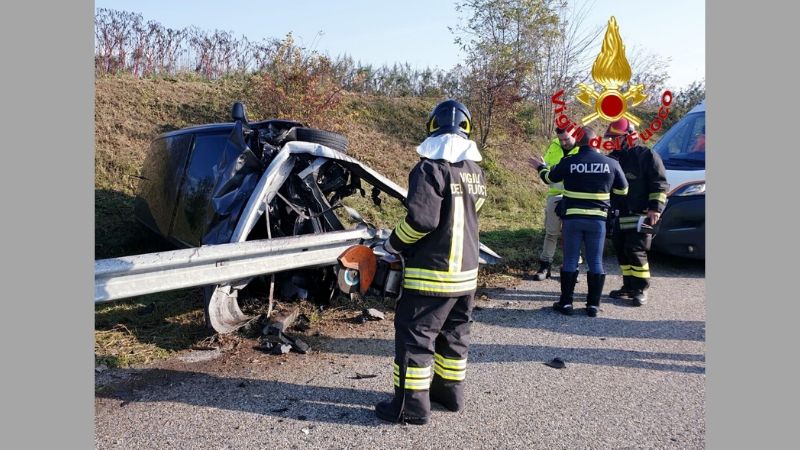 Auto si ribalta e finisce fuori strada, vigili del fuoco in azione FOTO