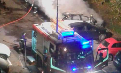 Quattro macchine in fiamme nella notte: i pompieri domano il rogo