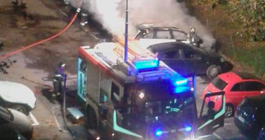 Quattro macchine in fiamme nella notte: i pompieri domano il rogo