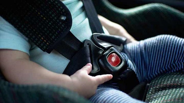 Seggiolini auto: scatta da oggi l’obbligo dei sensori anti abbandono