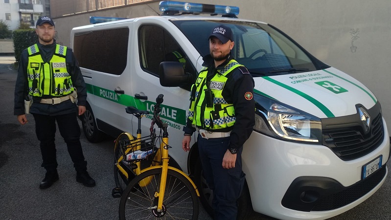 Gira su una bici Ofo manomessa: denunciato per ricettazione dalla polizia locale