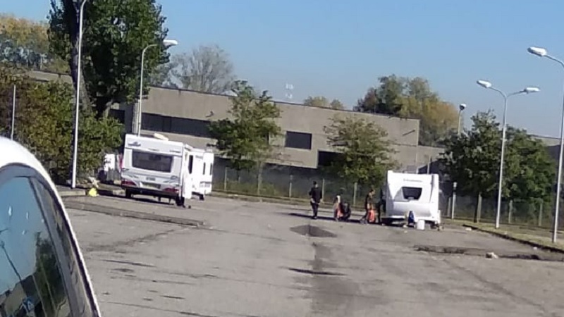 Accampamento abusivo di roulotte vicino alla stazione