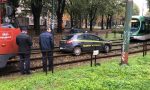 Auto della Finanza finisce sulle rotaie del tram: traffico in tilt