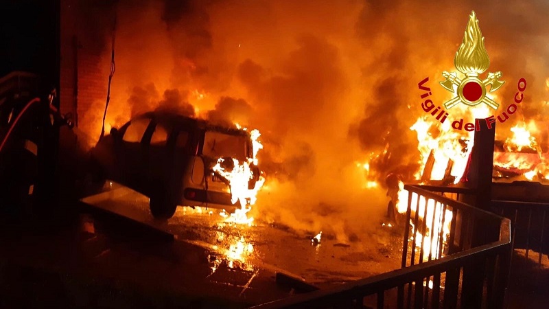 Cinque macchine in fiamme: intervento dei vigili del fuoco per domare l’incendio
