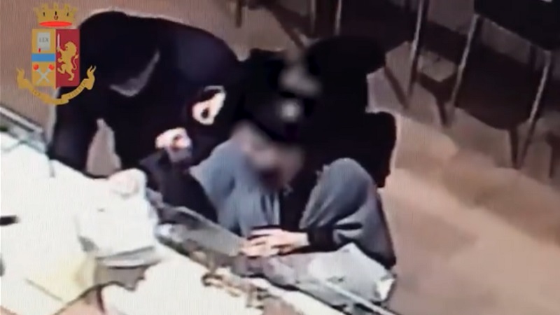 Due donne derubano anziano in panetteria, tentano la fuga ma si trovano davanti la polizia VIDEO