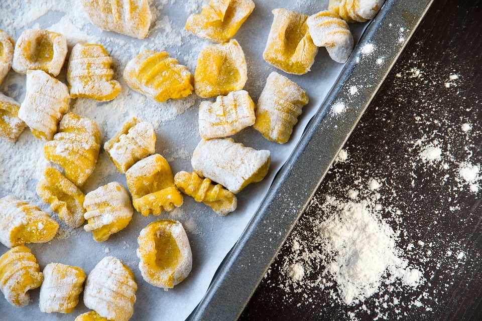 Piatti con la zucca per la tavola d’autunno