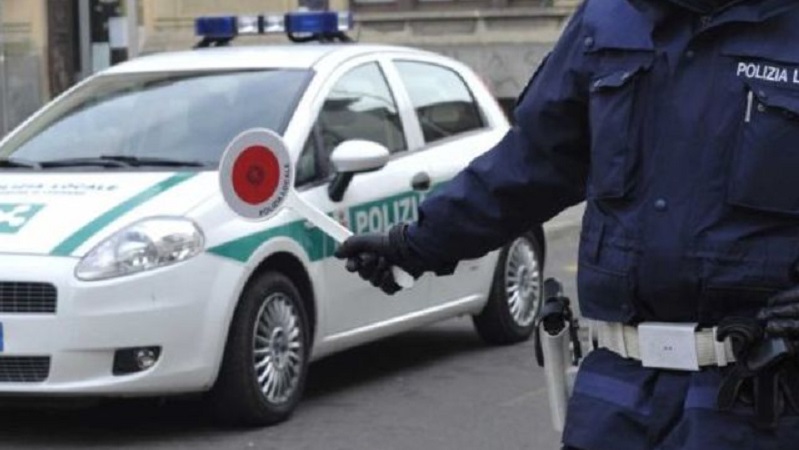 Ubriaco non si ferma all’alt della polizia locale, scatta l’inseguimento