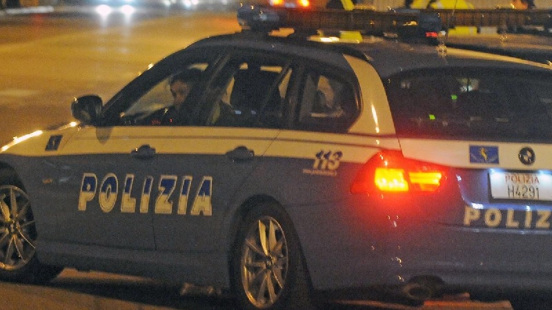 Scappa all’alt della polizia e si schianta contro il cancello del cimitero