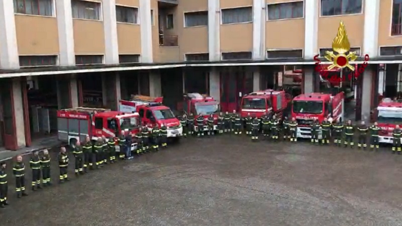 Un minuto di silenzio dei vigili del fuoco di Milano in ricordo dei colleghi morti