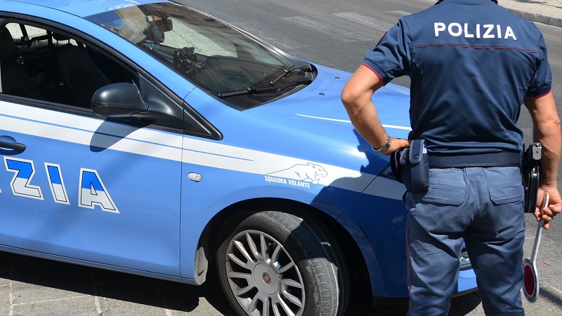 Strappa la catenina al collo di un anziano e scappa: arrestato dalla polizia