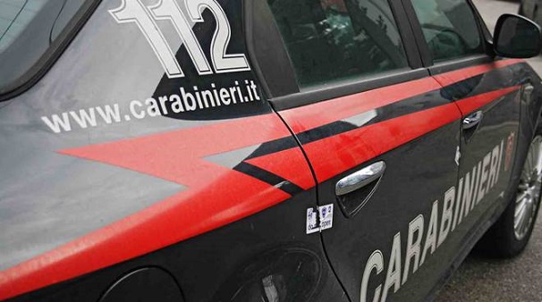 Ragazzini prendono a sassate l’ambulanza e la macchina dei carabinieri