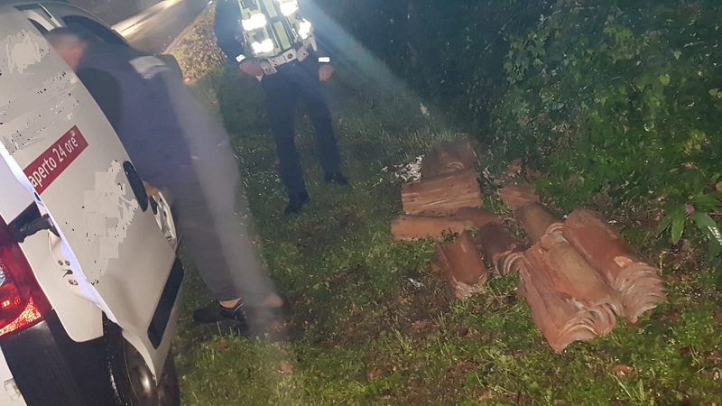 Scarica tegole nella roggia: fermato e multato dalla polizia locale