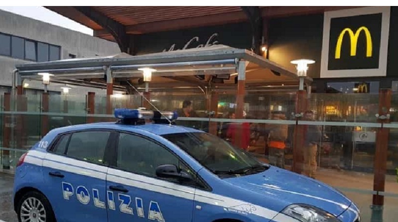 Turista sequestrata nel McDonald’s, picchiata e molestata: arrestato inserviente del fast food