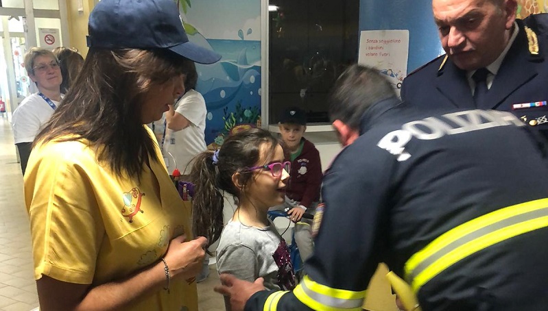 Giochi insieme e doni di Natale: la visita della polizia stradale ai bambini in ospedale FOTO