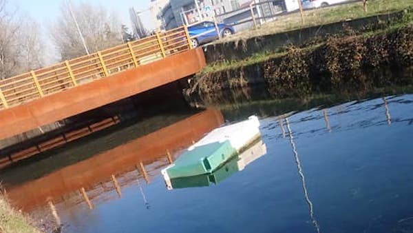 Vandali tagliano le corde del pontile usato della Navigliosport