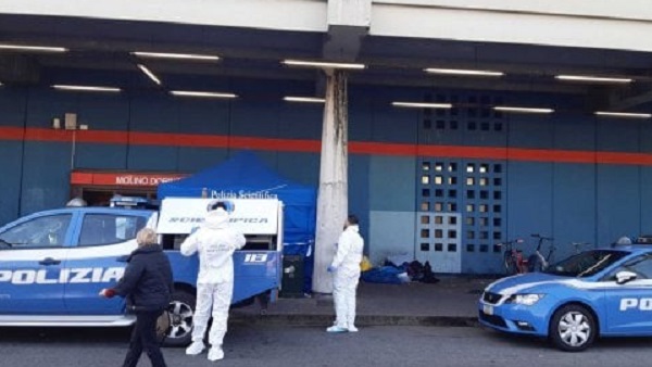 Clochard trovato morto fuori dalla stazione: inutili i soccorsi