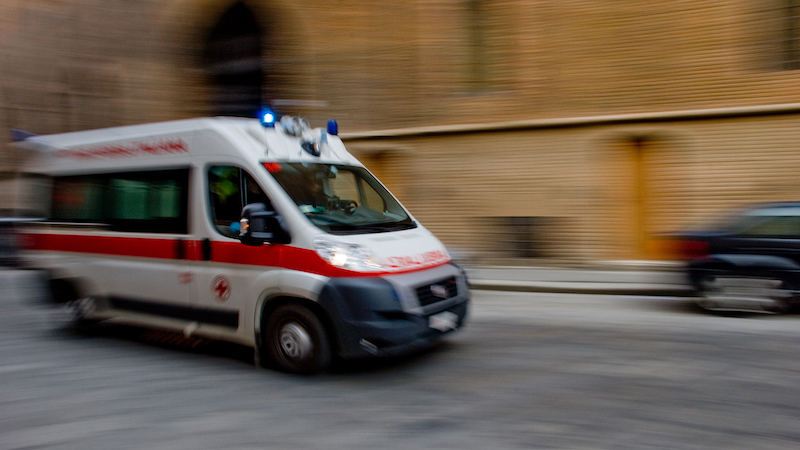 Incidente tra auto e motorino: gravissima una 17enne