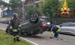 Incidente tra due auto, una si ribalta in mezzo alla strada FOTO