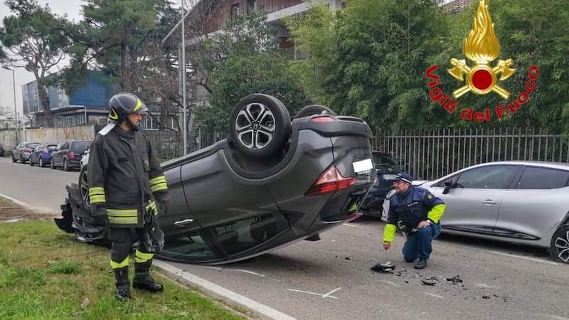 Incidente tra due auto, una si ribalta in mezzo alla strada FOTO