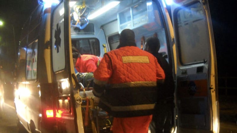 Investito mentre attraversa la strada: morto uomo di 60 anni
