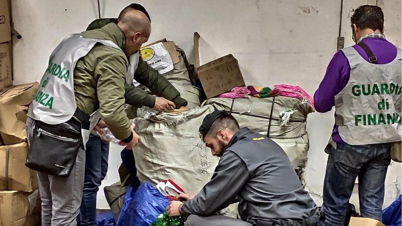 Decorazioni natalizie e giochi: la GdF sequestra tre milioni e mezzo di prodotti