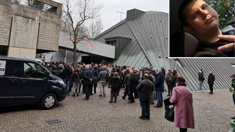 Trecento persone per l’ultimo saluto a Simone Galli