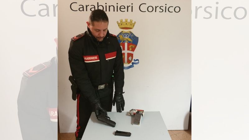 Minaccia la moglie e i figli piccoli con una pistola, li salvano i carabinieri