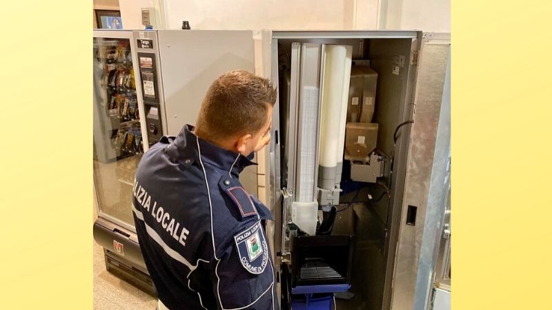 Ladri in biblioteca, spaccano i distributori automatici per rubare le monetine