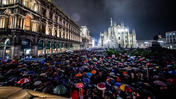 Le Sardine riempiono piazza Duomo: in 25mila sotto la pioggia