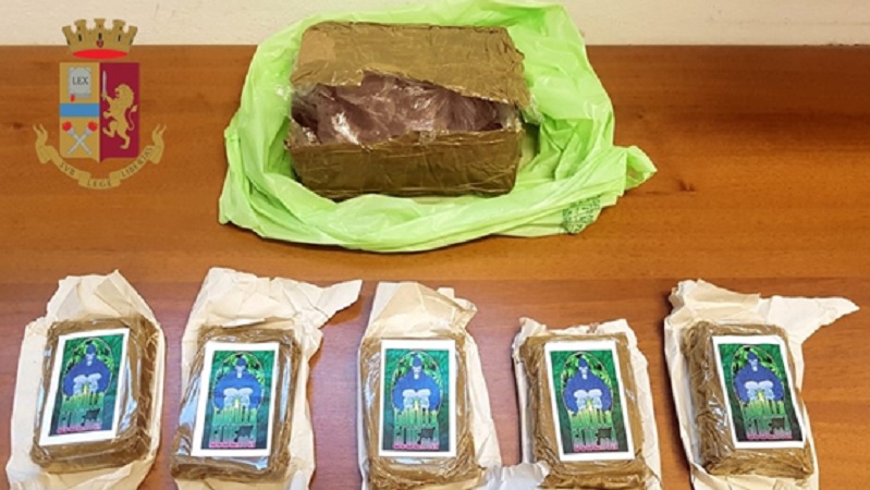 Scappa con pacco di hashish: arrestato