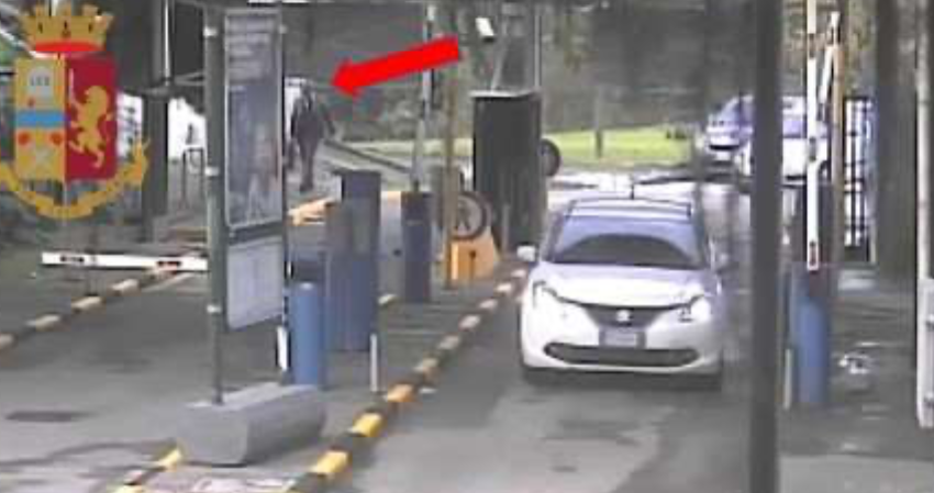Rubavano auto nei parcheggi e le smontavano in un capannone: due arresti e tre fermi