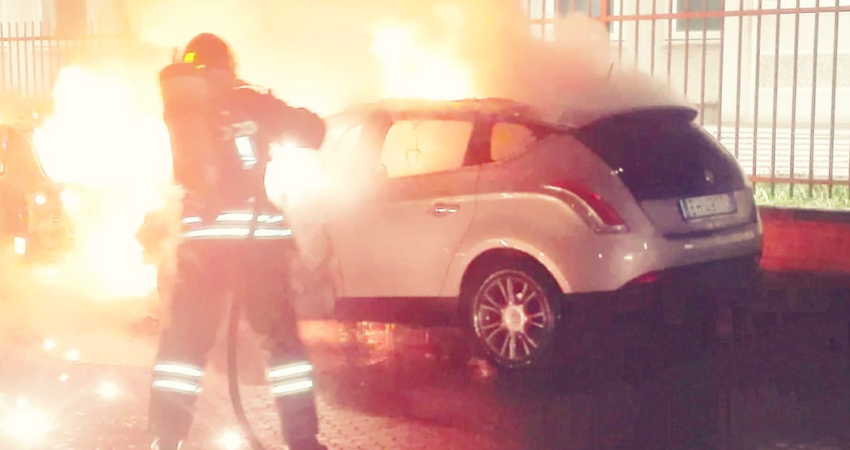 Auto in fiamme davanti alla ditta di logistica: indagini in corso