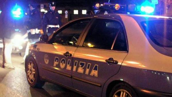 Scritta di 15 metri contro le forze dell’ordine: arrestati imbrattatori