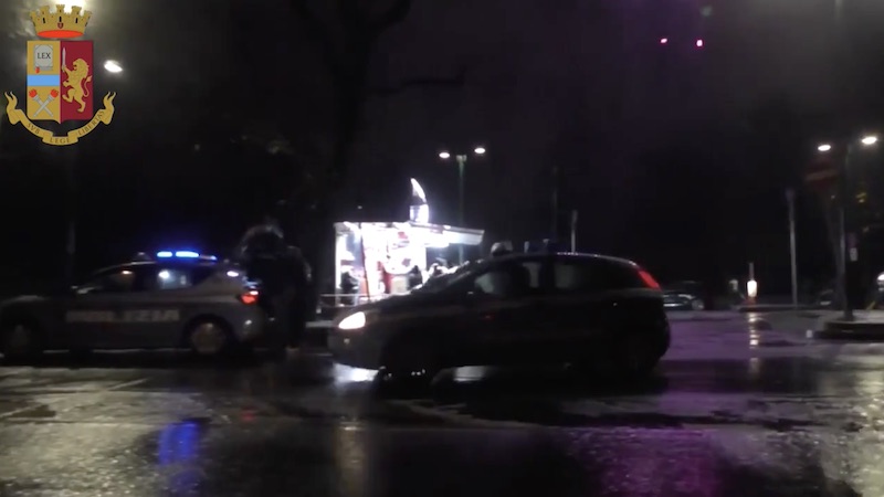 Servizio straordinario serale della polizia: oltre cento persone controllate VIDEO