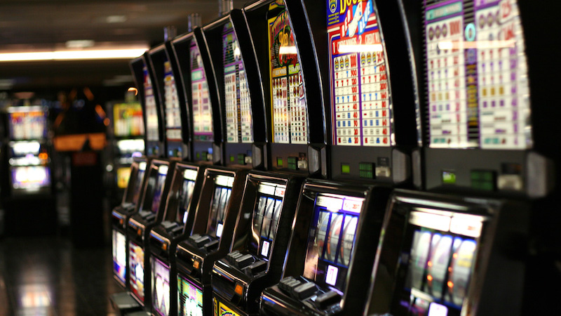 Tasse dimezzate per i locali che dicono no alle slot
