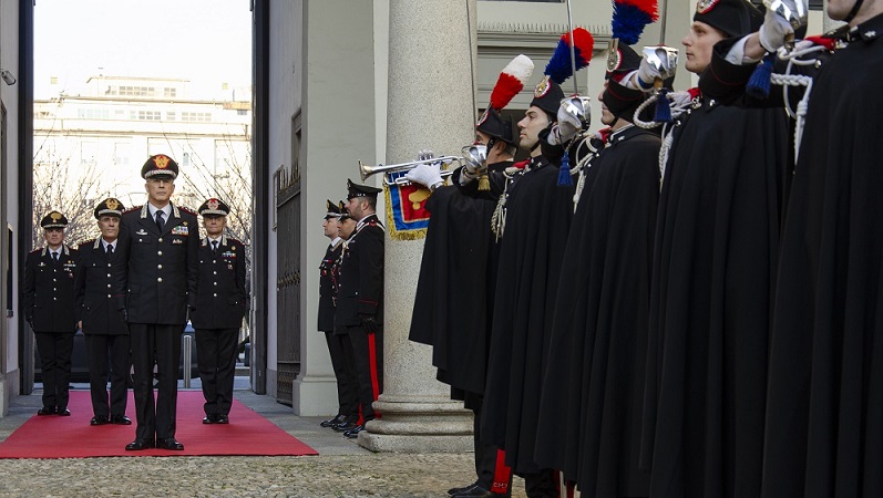 Si tuffò in acqua per salvare una ragazza: carabiniere premiato dal Comandante dell’Arma FOTO