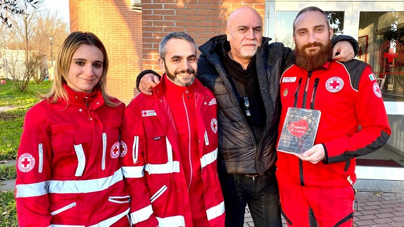 Scrittore dona i proventi dell’ultimo libro alla Croce Rossa