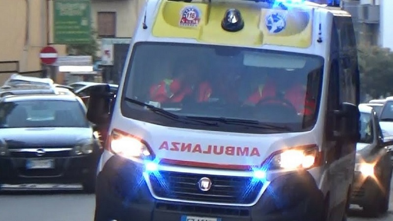 Accoltella alla gola il figlio per questioni di eredità, poi si costituisce