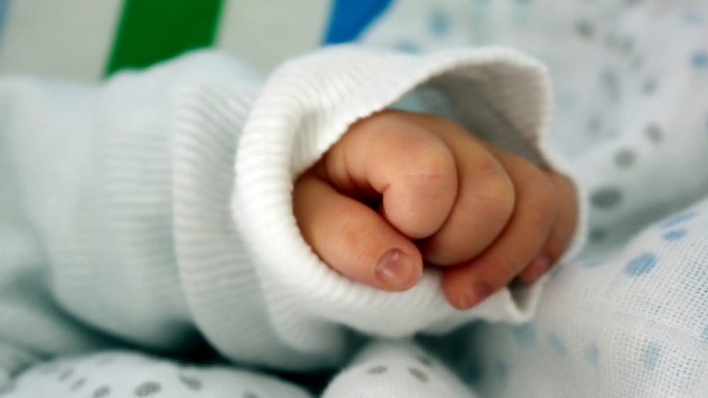 Bimba di cinque mesi rimane bloccata in casa: intervengono i poliziotti