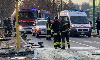 Camion Amsa contro pullman: almeno 15 feriti. Dichiarata maxiemergenza FOTO