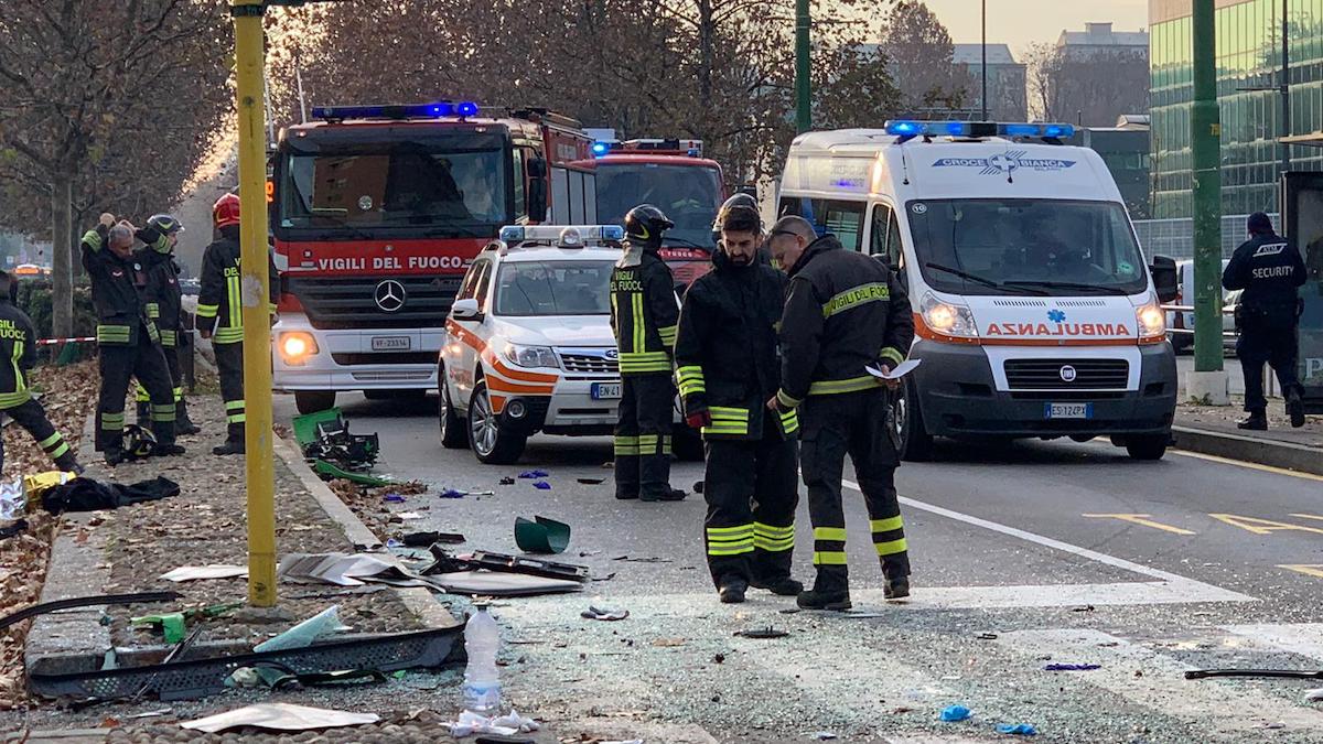 Camion Amsa contro pullman: almeno 15 feriti. Dichiarata maxiemergenza FOTO