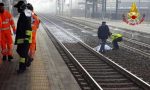 Investito dal treno mentre attraversa i binari: ennesima tragedia