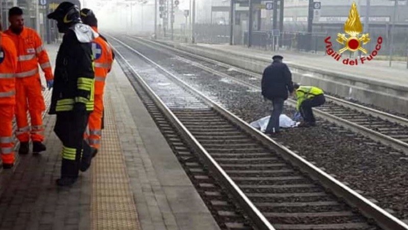Investito dal treno mentre attraversa i binari: ennesima tragedia