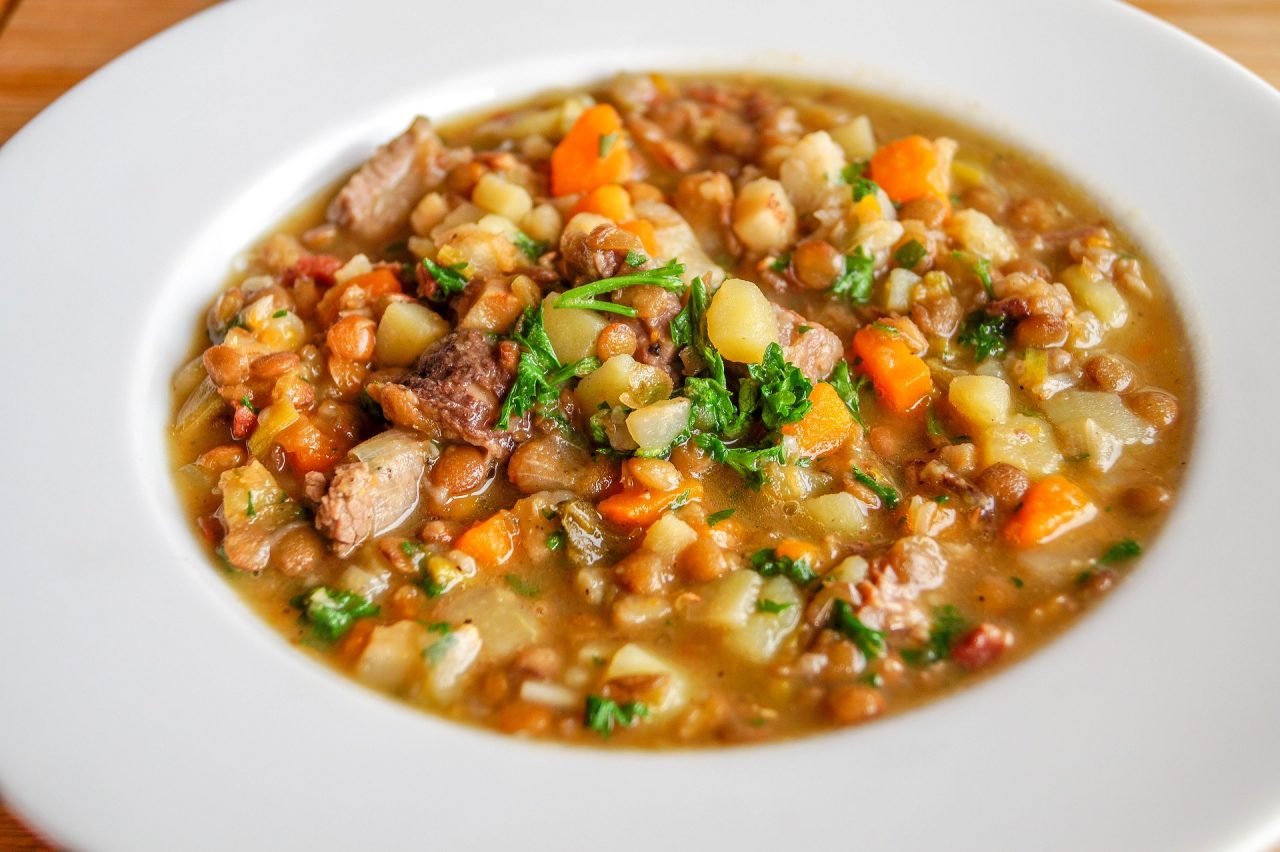 Zuppa rustica ai legumi, piatto perfetto in autunno