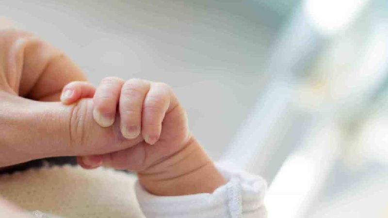 Mamma partorisce in auto, assistita dagli infermieri al telefono