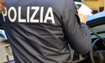 Per evitare la multa tenta di corrompere i poliziotti con dei soldi