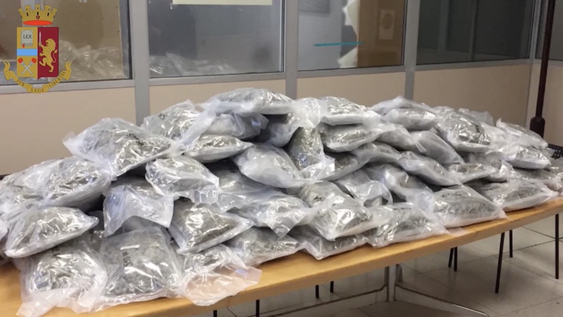 La polizia sequestra un furgone che trasportava 60 chili di droga VIDEO