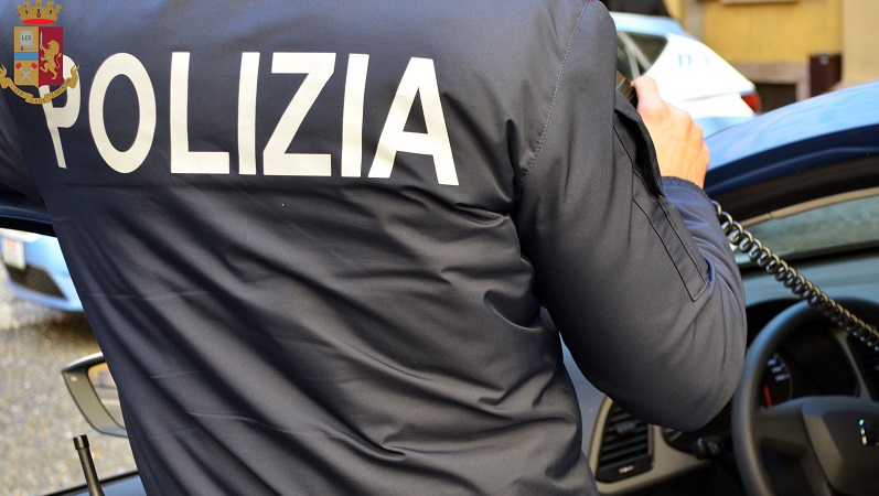 Per evitare la multa tenta di corrompere i poliziotti con dei soldi
